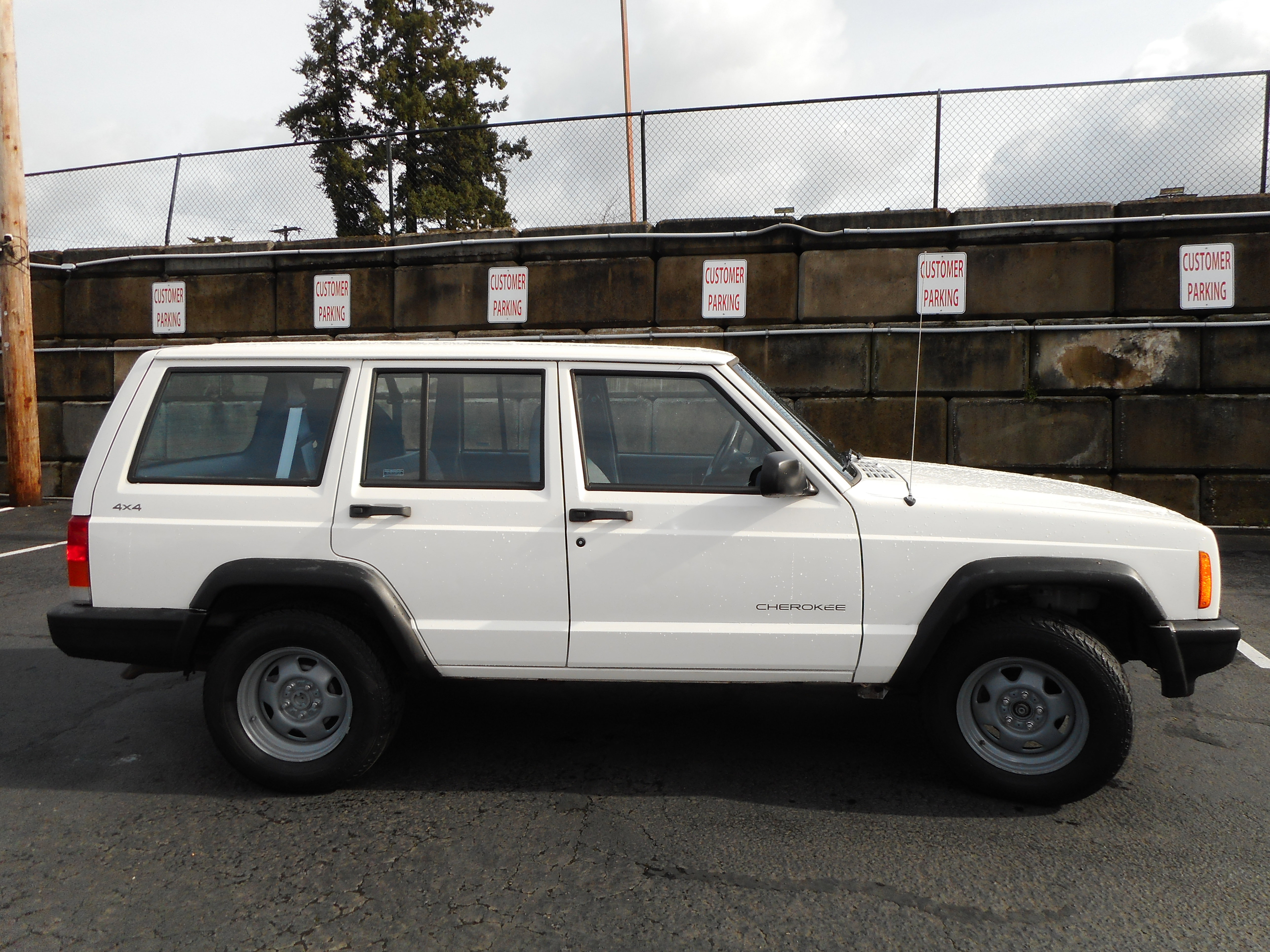 Used 1998 Jeep Cherokee SE image 6