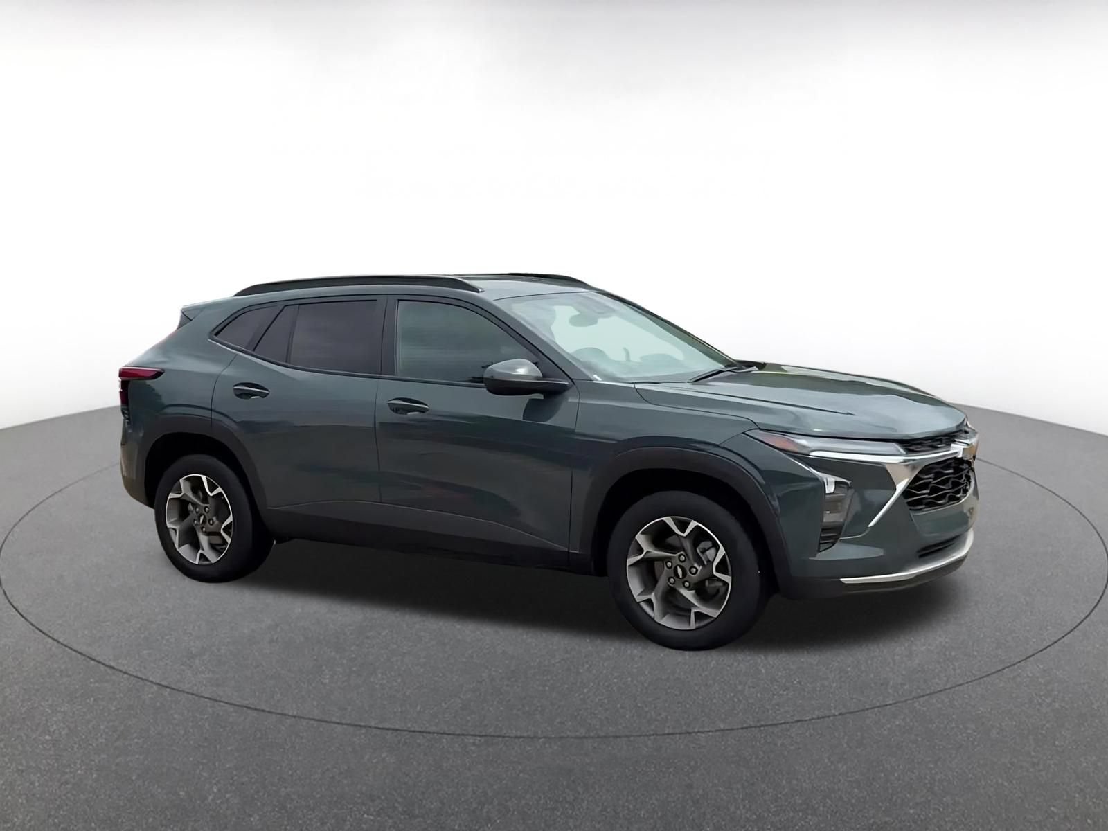 Used 2025 Chevrolet Trax LT FWD image 2