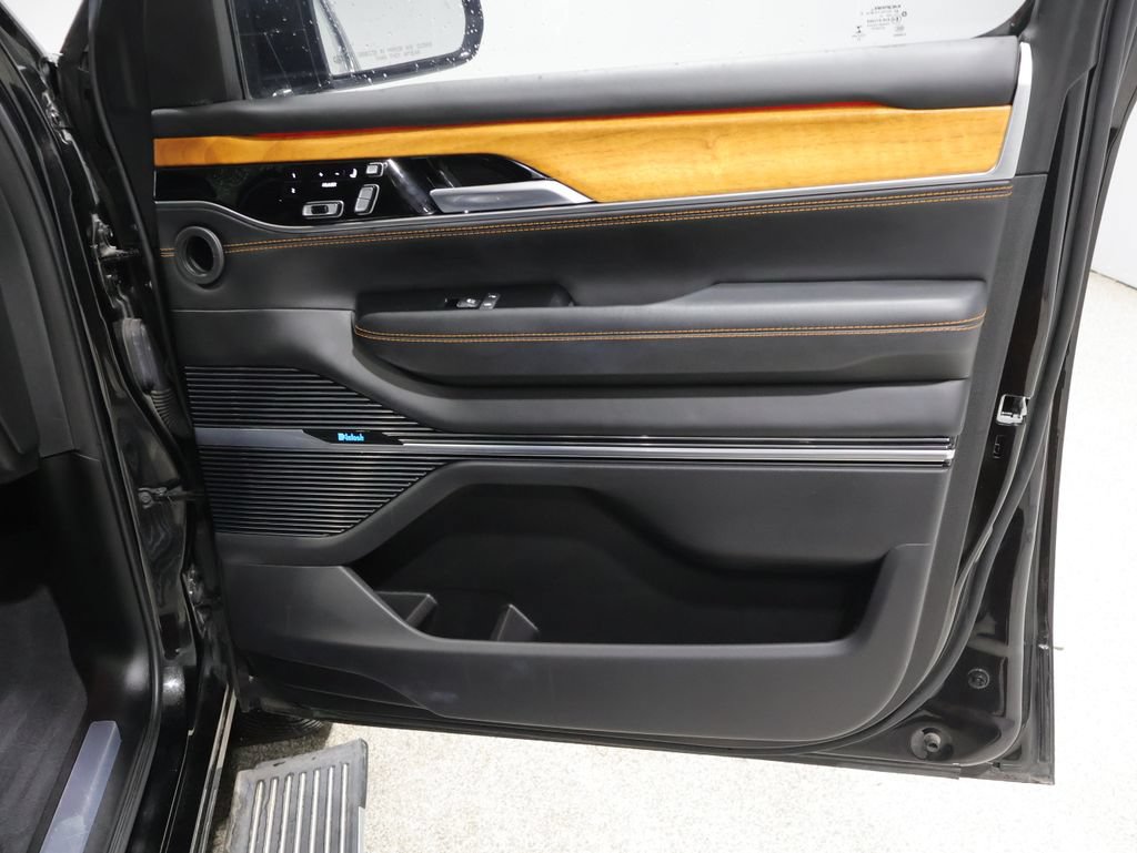 Used 2022 Jeep Grand Wagoneer Series III AWD/4WD image 24
