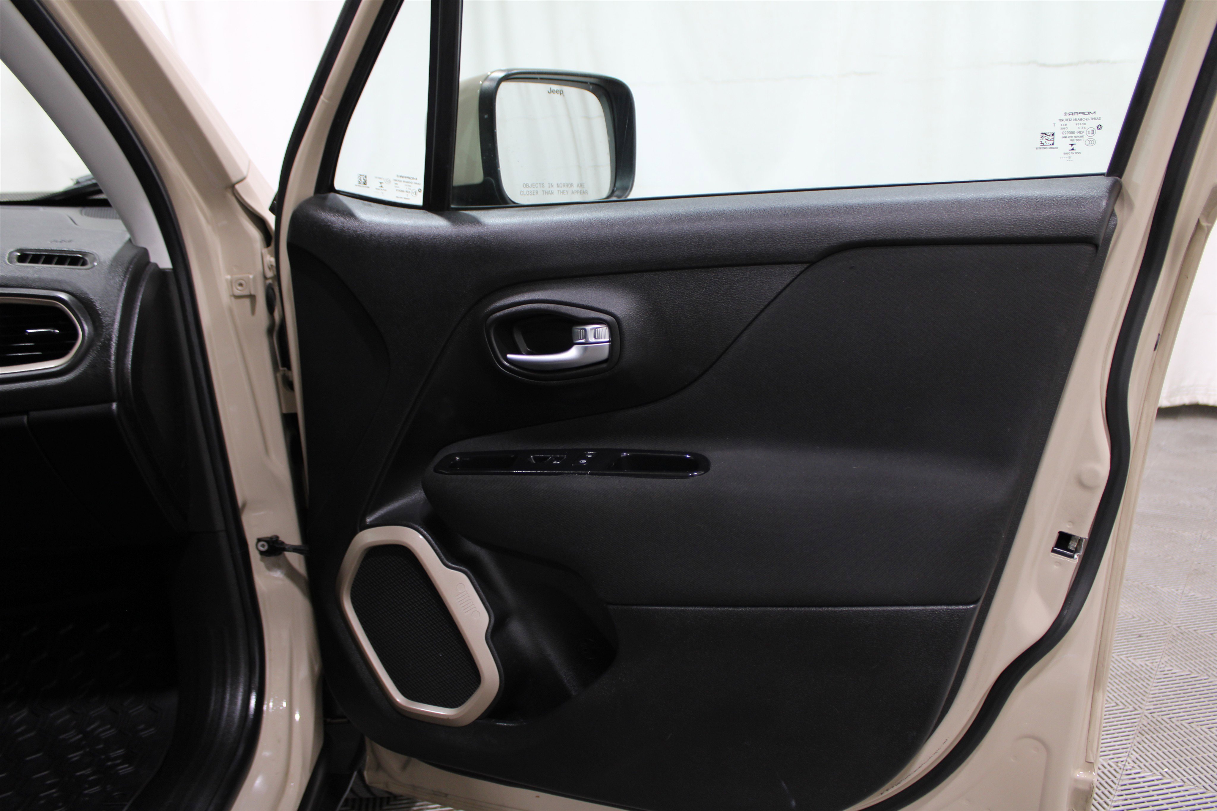 Used 2016 Jeep Renegade Latitude w/ Cold Weather Group image 26