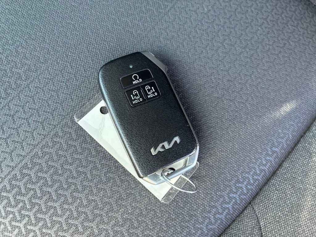 Used 2022 Kia Carnival LX FWD image 25