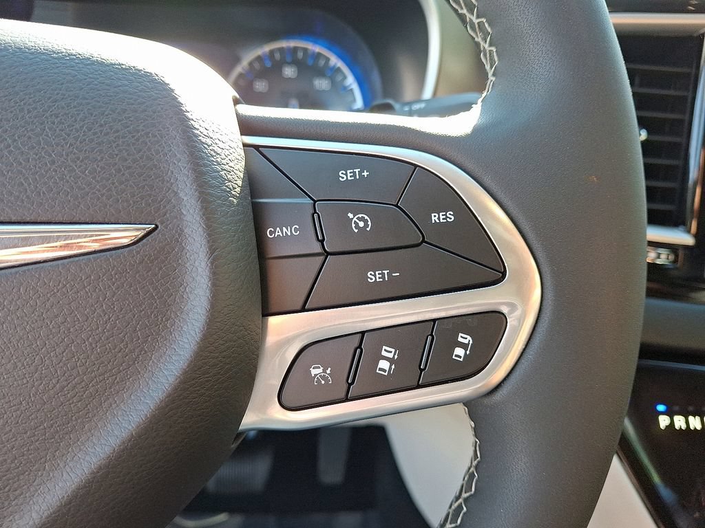 Used 2023 Chrysler Pacifica Touring-L FWD image 22