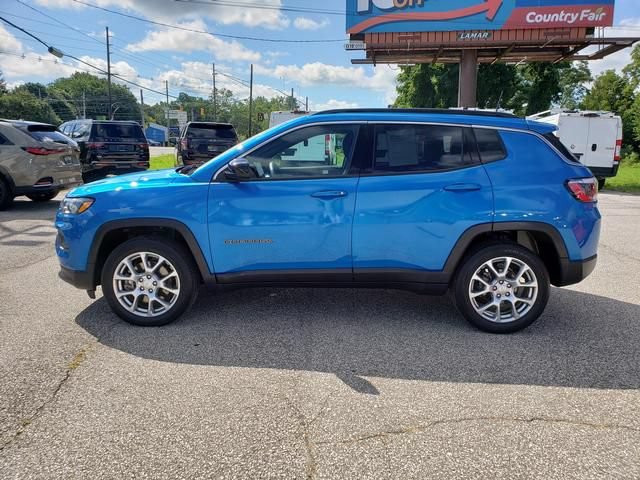 Used 2023 Jeep Compass Latitude AWD/4WD image 7