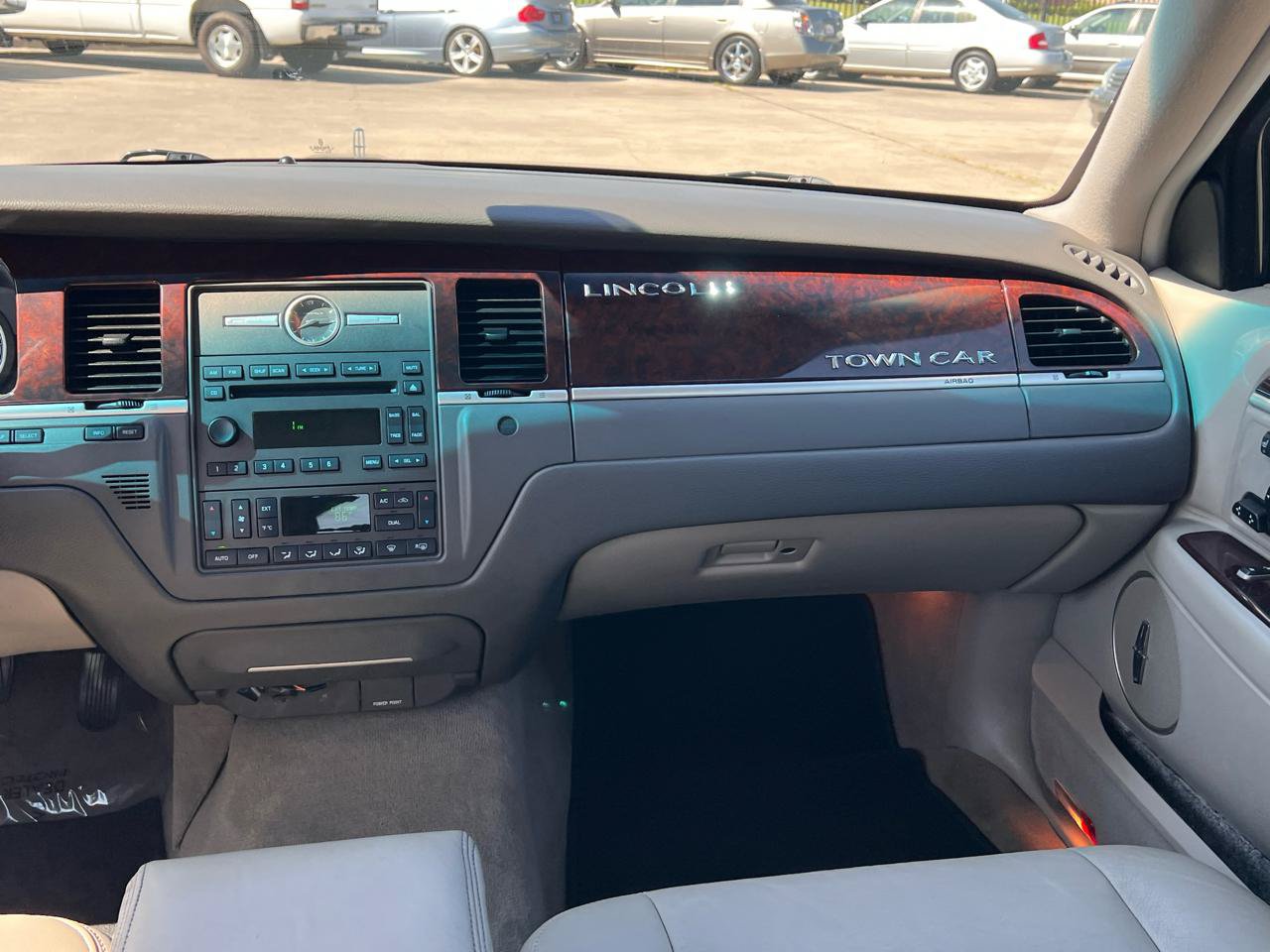 Used 2006 Lincoln Town Car Signature RWD image 48