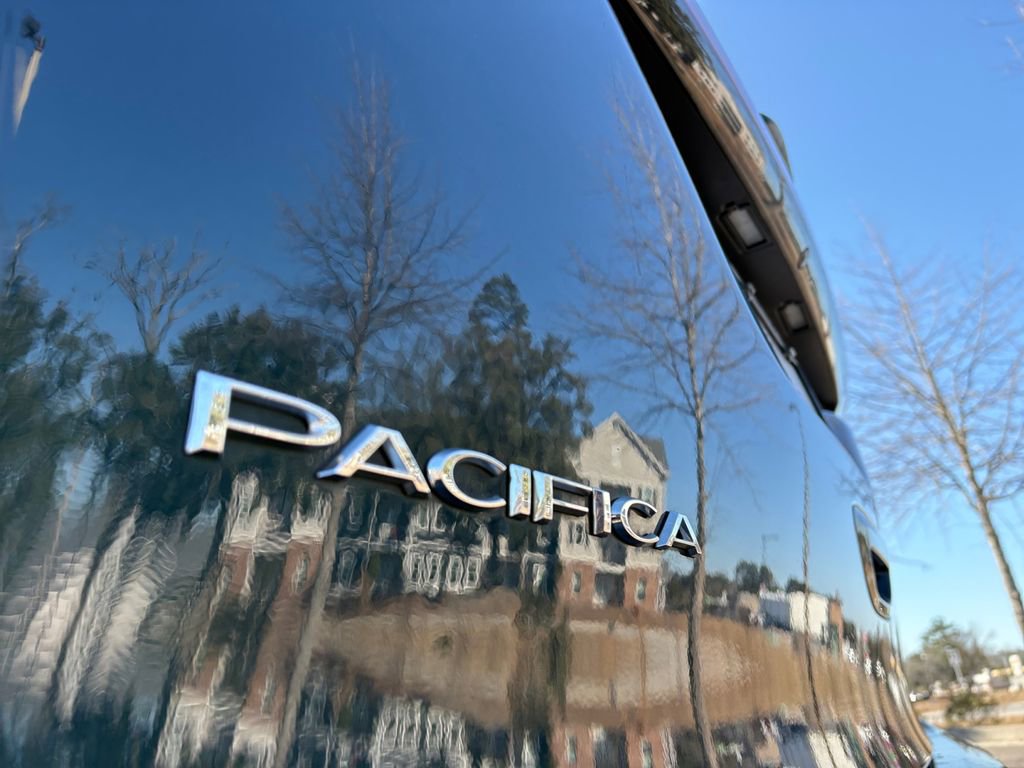 Used 2024 Chrysler Pacifica Touring-L image 10