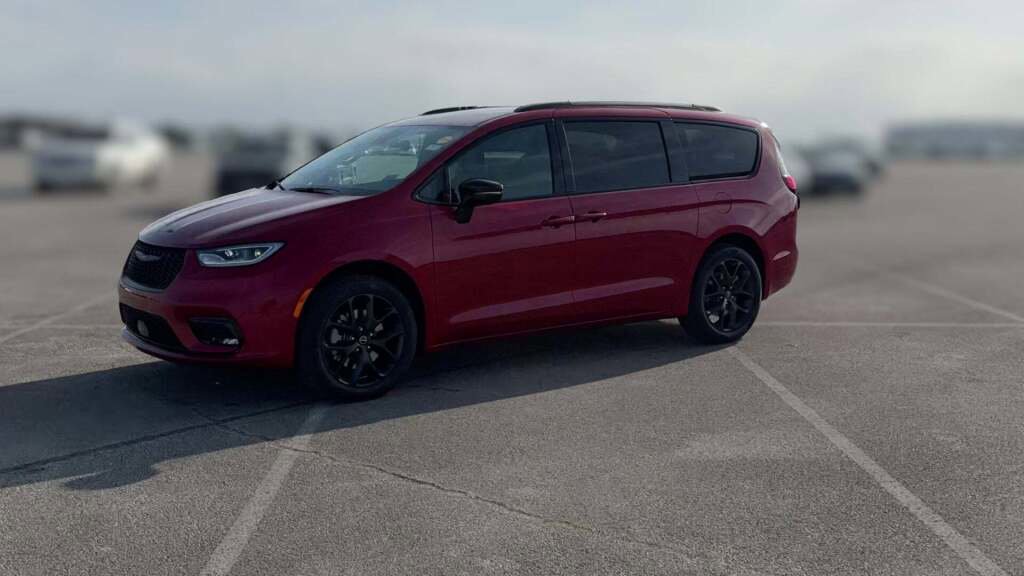 New 2026 Chrysler Pacifica Select w/ S Appearance Package