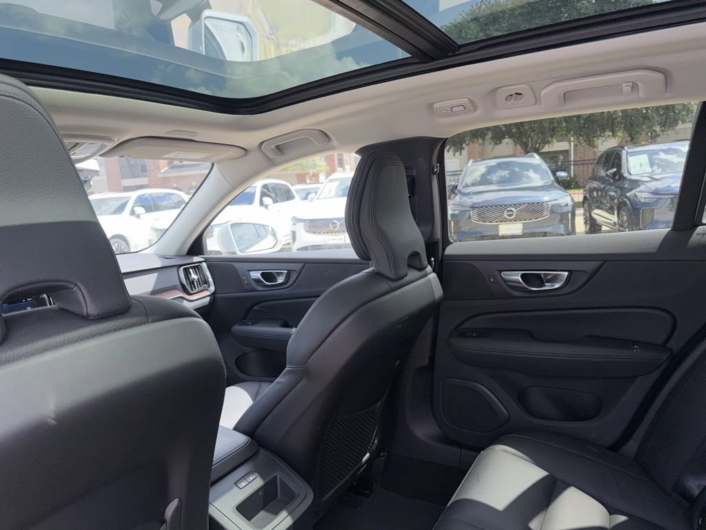 Used 2025 Volvo V60 B5 Cross Country Plus image 5