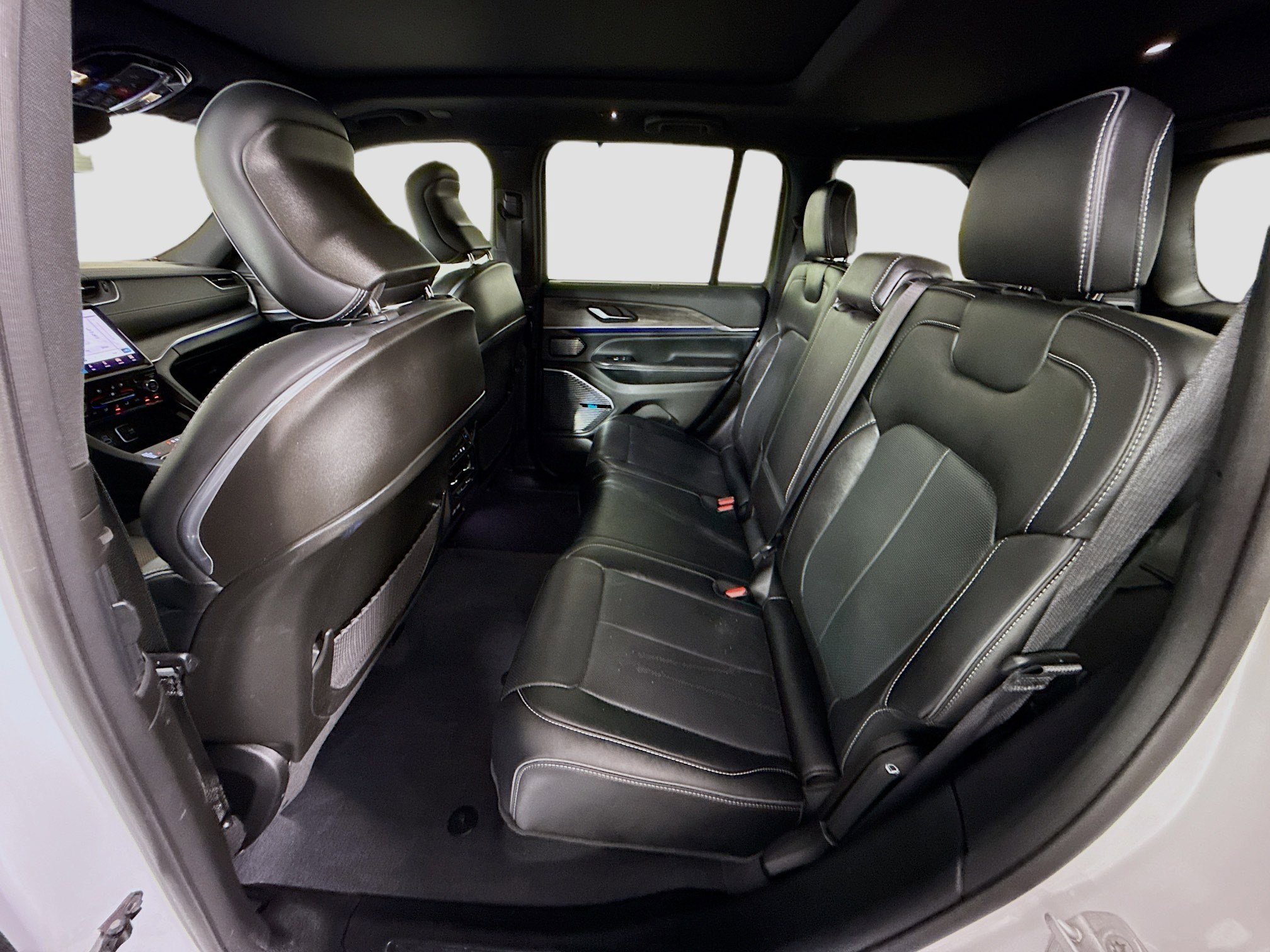 Used 2023 Jeep Grand Cherokee Overland w/ Advanced Protech Group III image 25