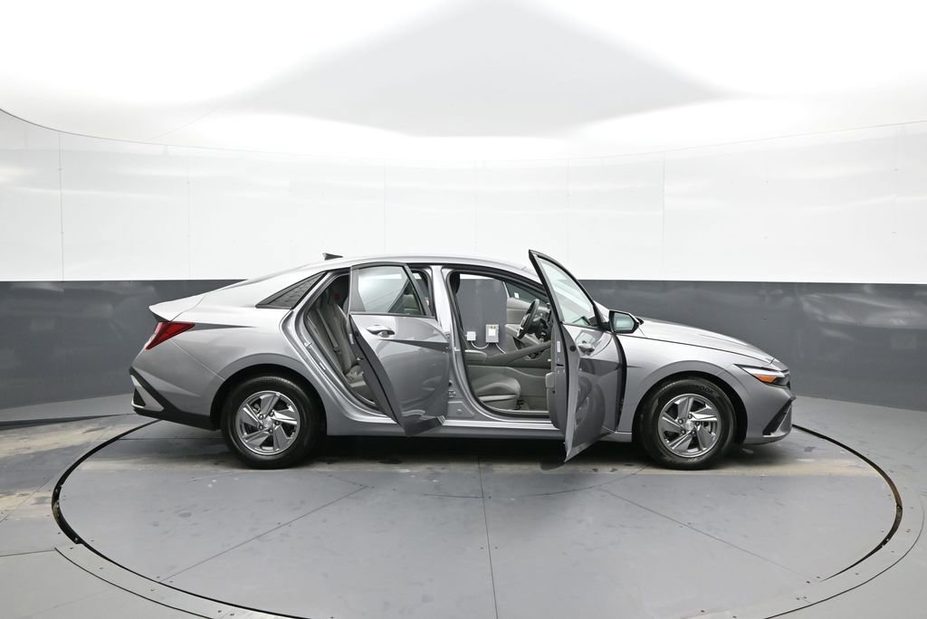 Certified 2025 Hyundai Elantra SE image 41