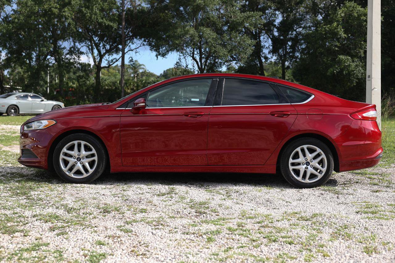 Used 2016 Ford Fusion SE FWD image 3