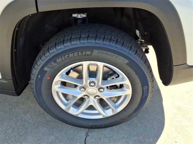 New 2025 Jeep Grand Cherokee L Laredo image 19