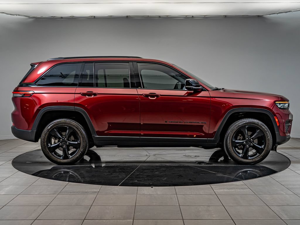 Used 2023 Jeep Grand Cherokee Altitude RWD image 4