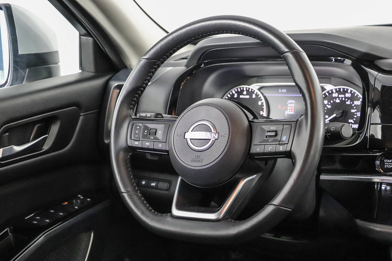 Used 2025 Nissan Pathfinder SL FWD image 16