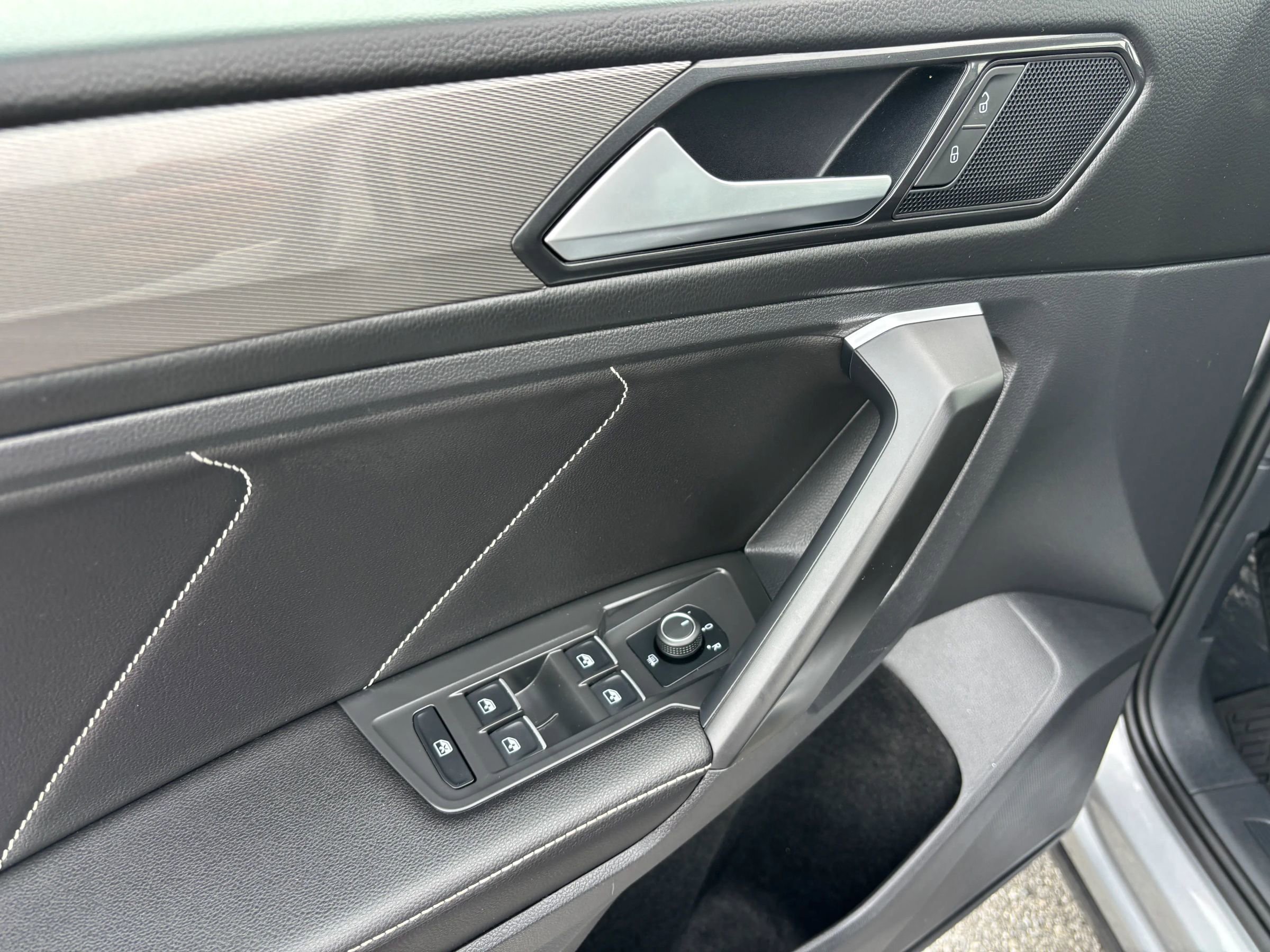 Used 2022 Volkswagen Tiguan SE image 16