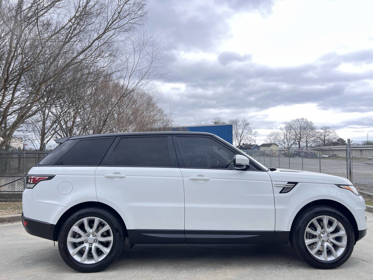 Used 2017 Land Rover Range Rover Sport HSE image 4