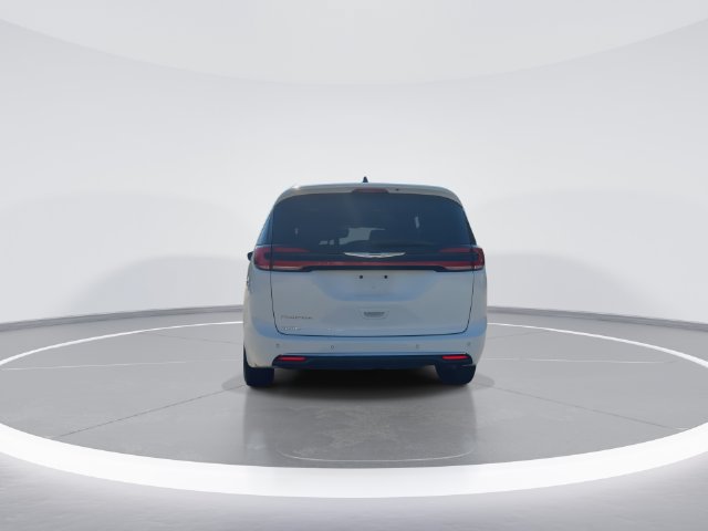 Used 2025 Chrysler Pacifica Select FWD image 7