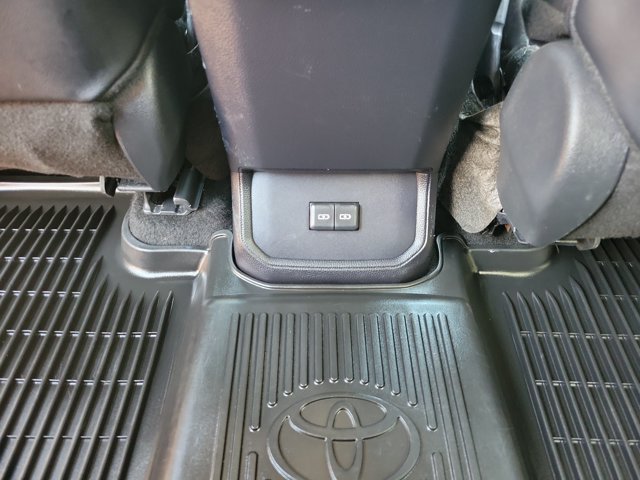 Used 2024 Toyota Highlander XLE AWD/4WD image 13
