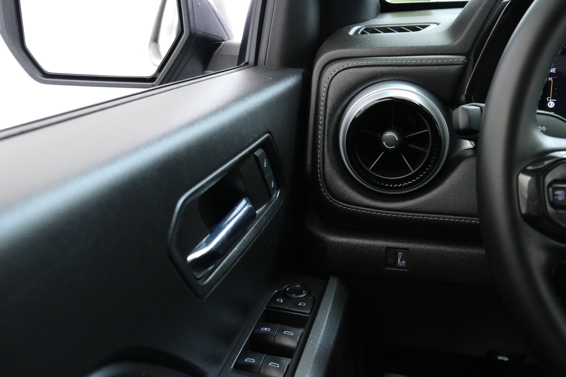 Used 2023 Chevrolet Colorado LT w/ LT Convenience Package II image 18