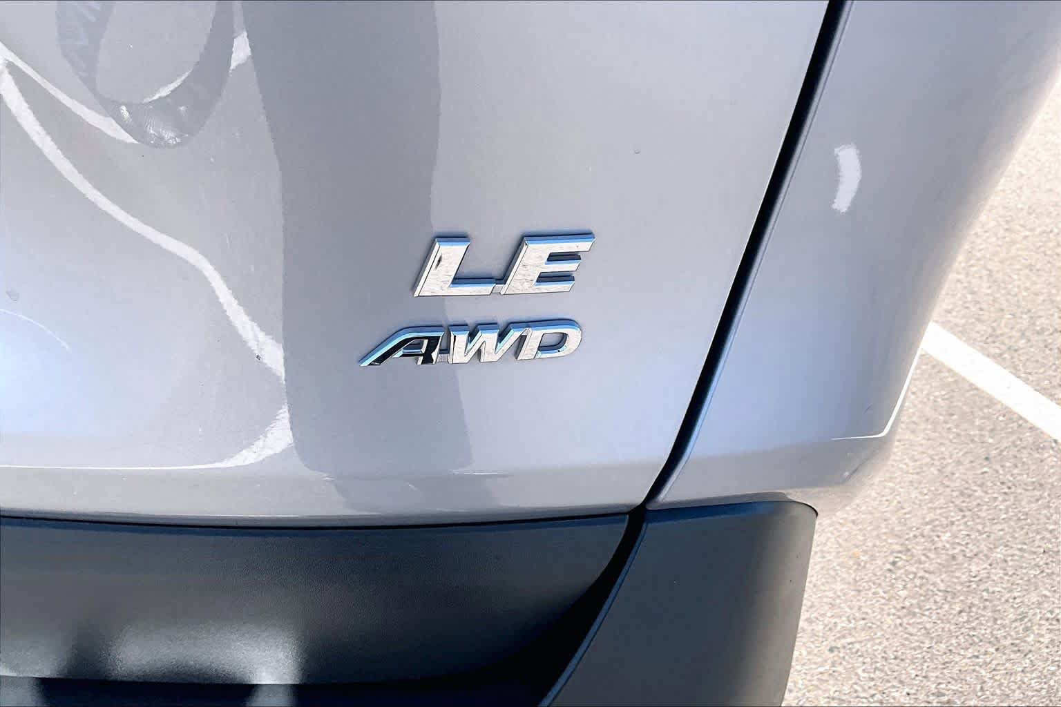 Used 2022 Toyota RAV4 LE AWD/4WD image 10