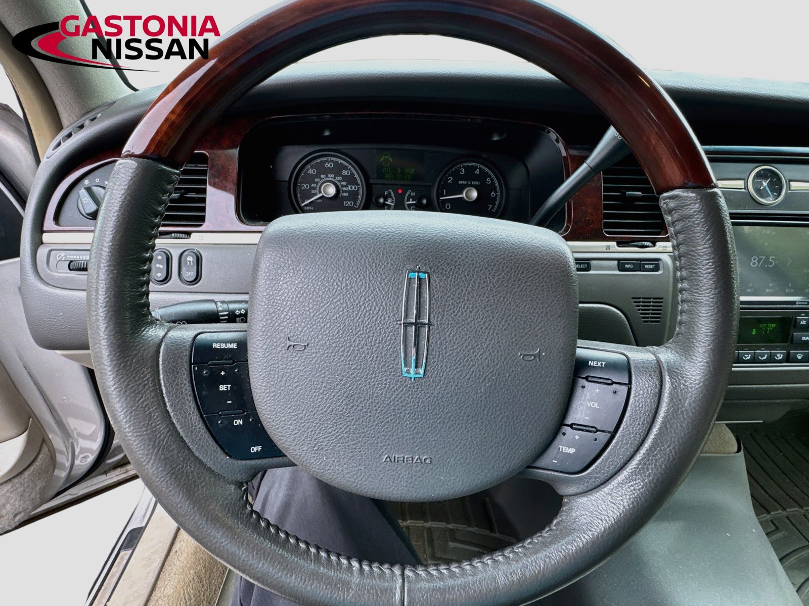 Used 2008 Lincoln Town Car Signature Limited RWD image 11