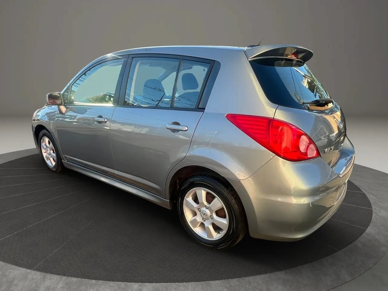 Used 2011 Nissan Versa Hatchback w/ Navigation/Satellite Pkg FWD image 8