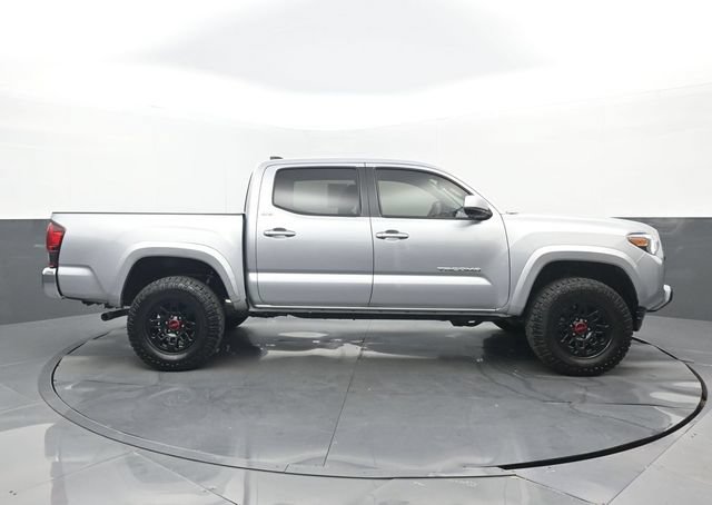 Used 2022 Toyota Tacoma SR5 AWD/4WD image 2
