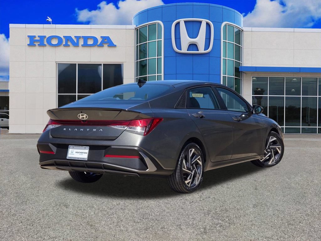 Used 2025 Hyundai Elantra Sport FWD image 3