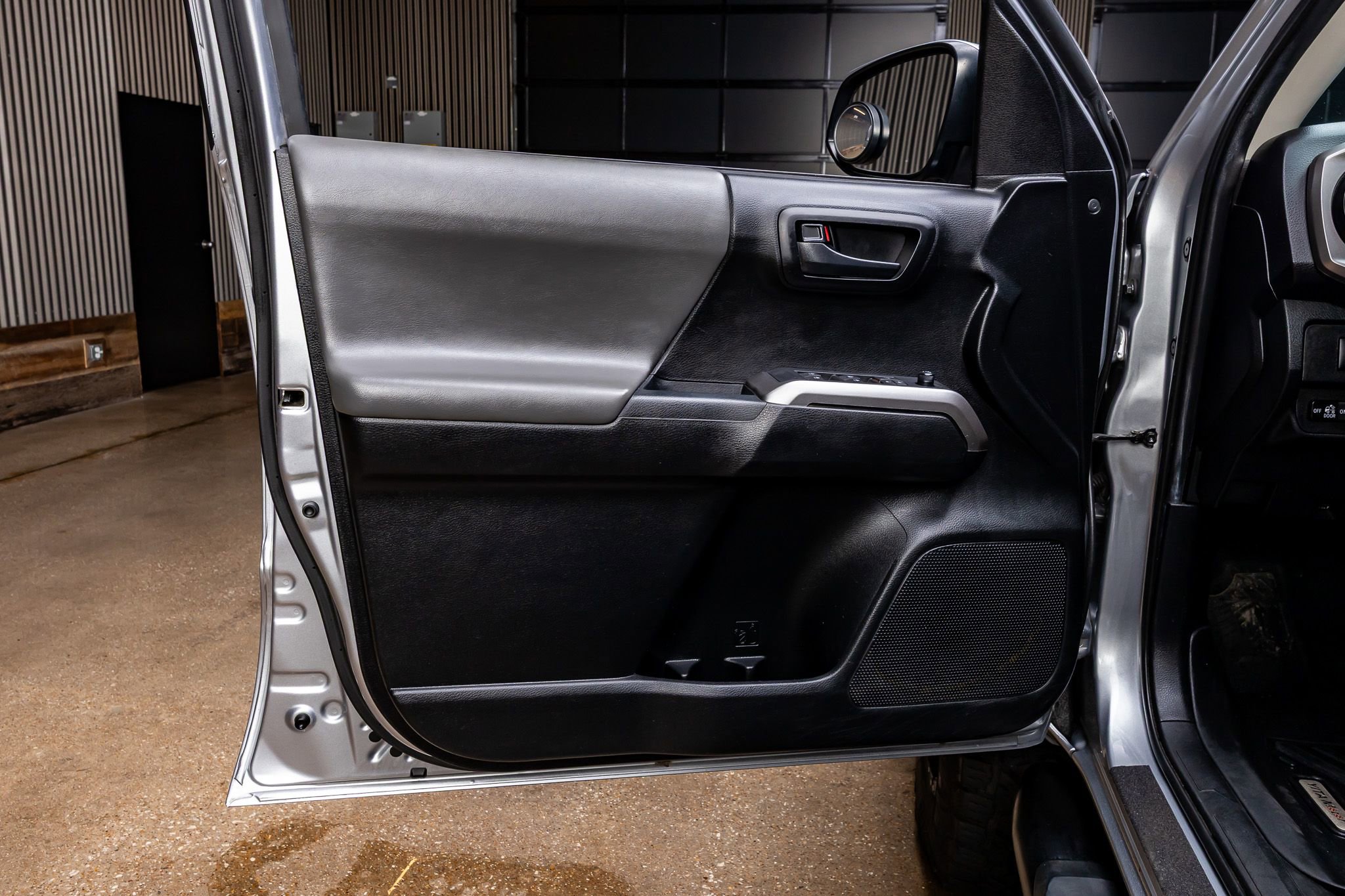 Used 2021 Toyota Tacoma SR5 RWD image 34
