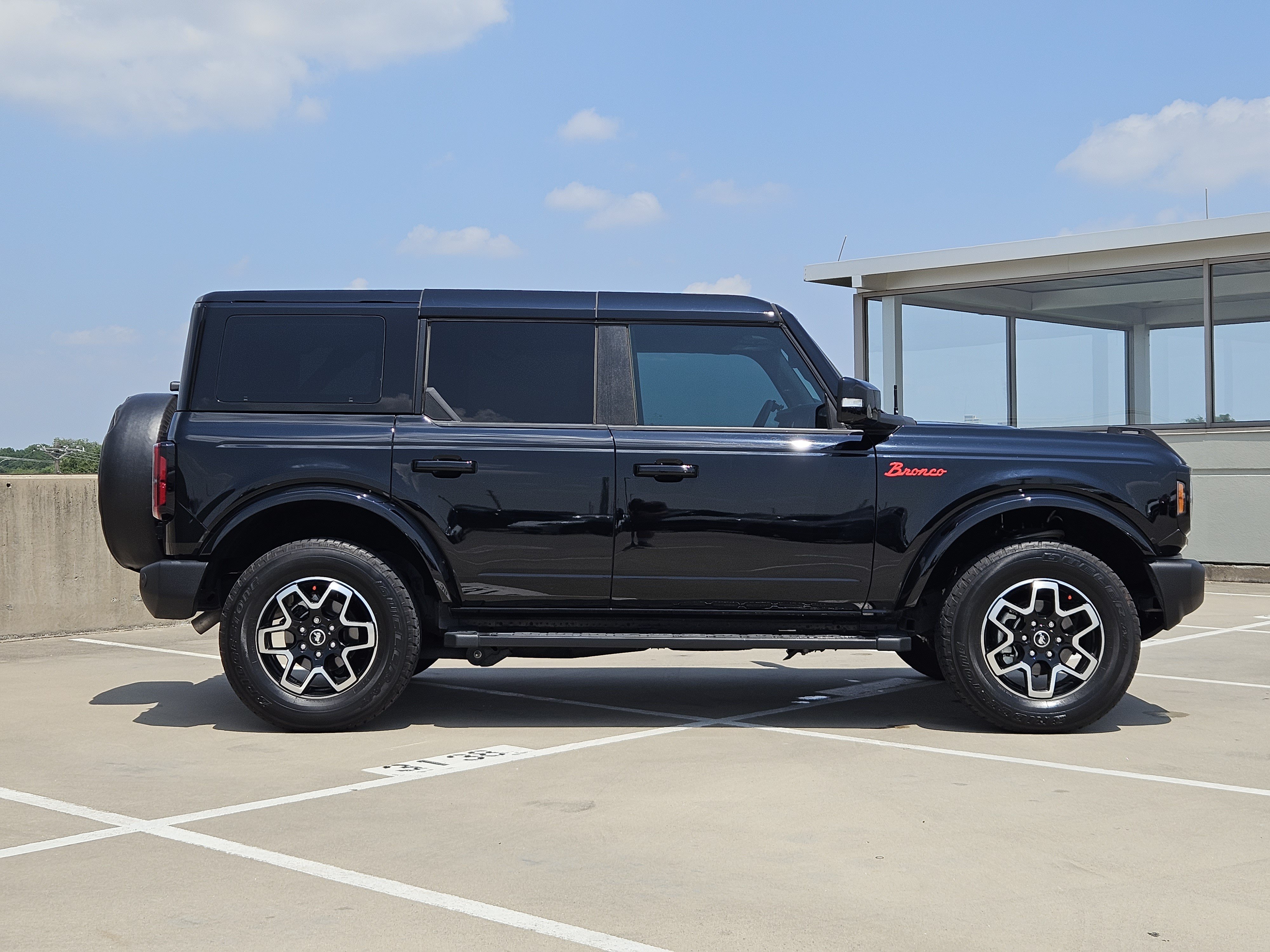 Used 2024 Ford Bronco Outer Banks AWD/4WD image 9