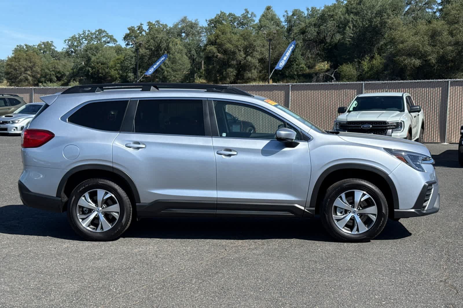 Used 2025 Subaru Ascent Premium AWD/4WD image 2