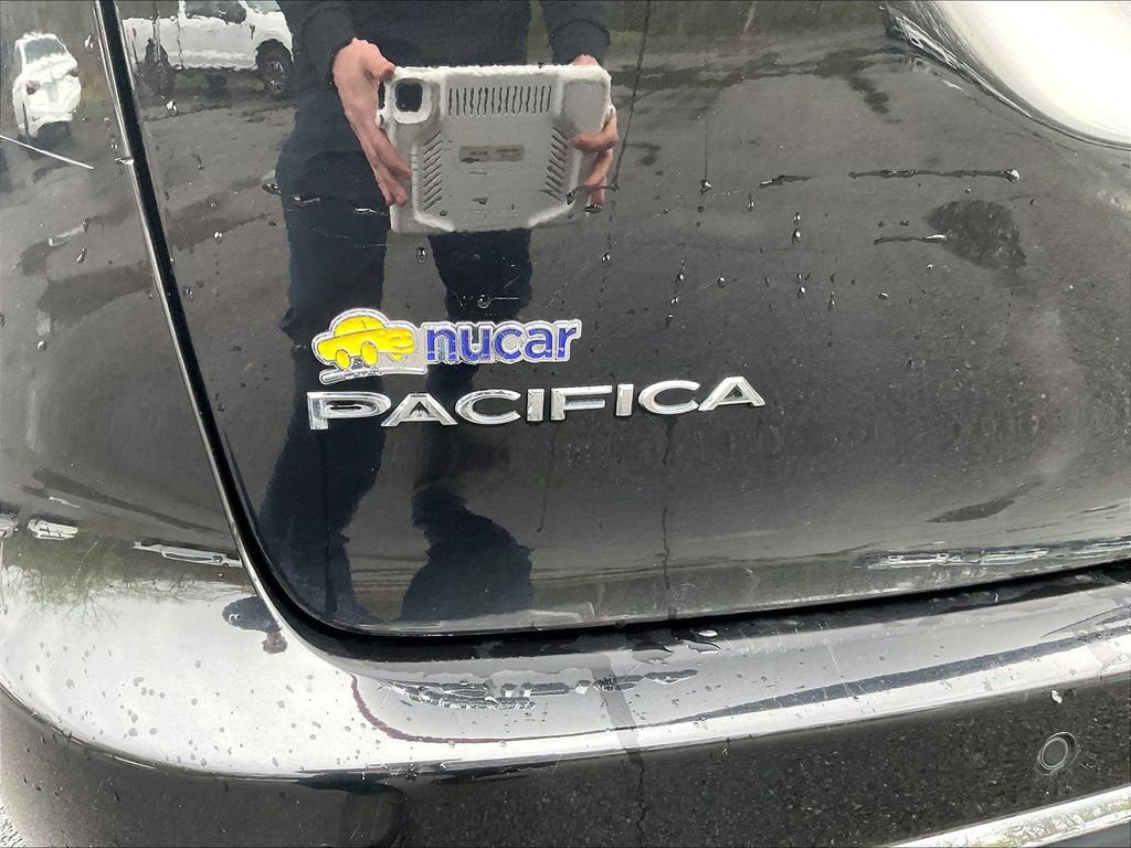 Used 2023 Chrysler Pacifica Touring-L FWD image 28