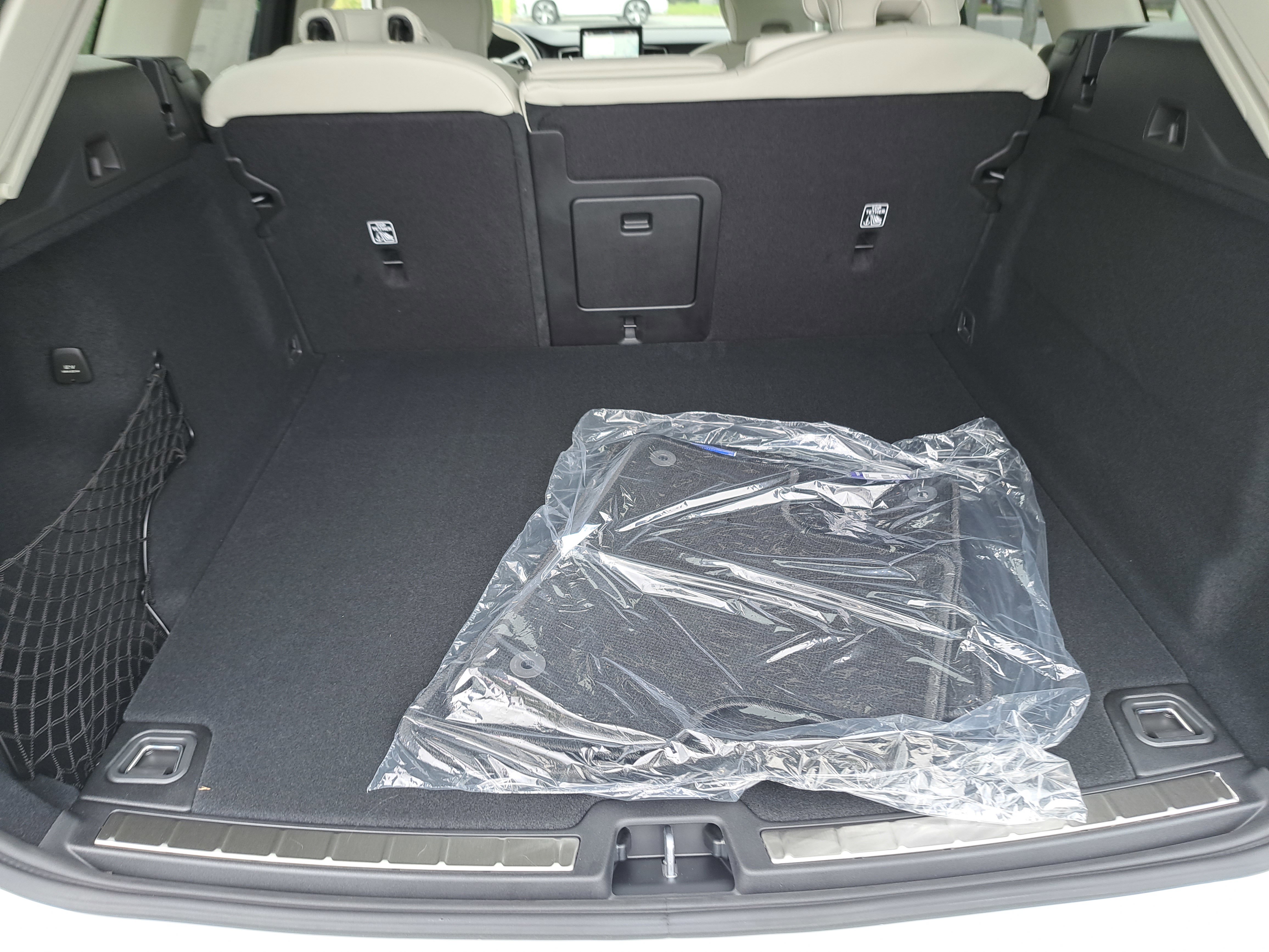 New 2026 Volvo XC60 B5 Ultra w/ Climate Package image 8