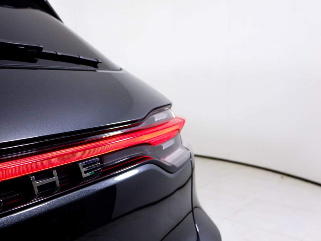 Certified 2024 Porsche Macan AWD/4WD image 12