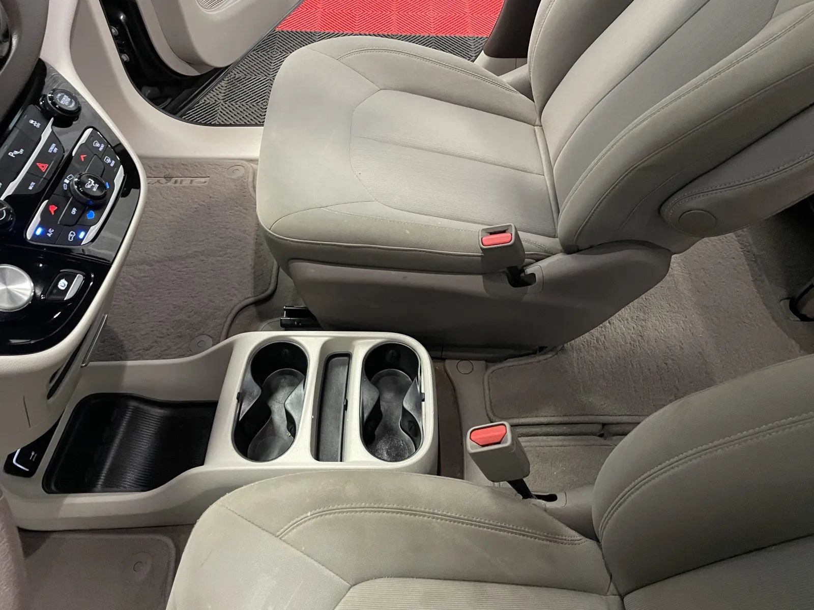 Used 2018 Chrysler Pacifica LX FWD image 30