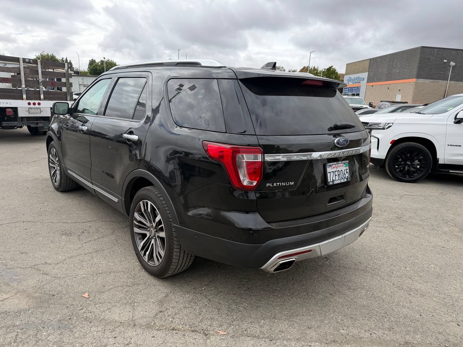 Used 2017 Ford Explorer Platinum AWD/4WD image 3