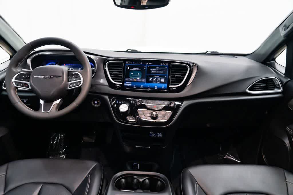 Used 2025 Chrysler Pacifica Select FWD image 10