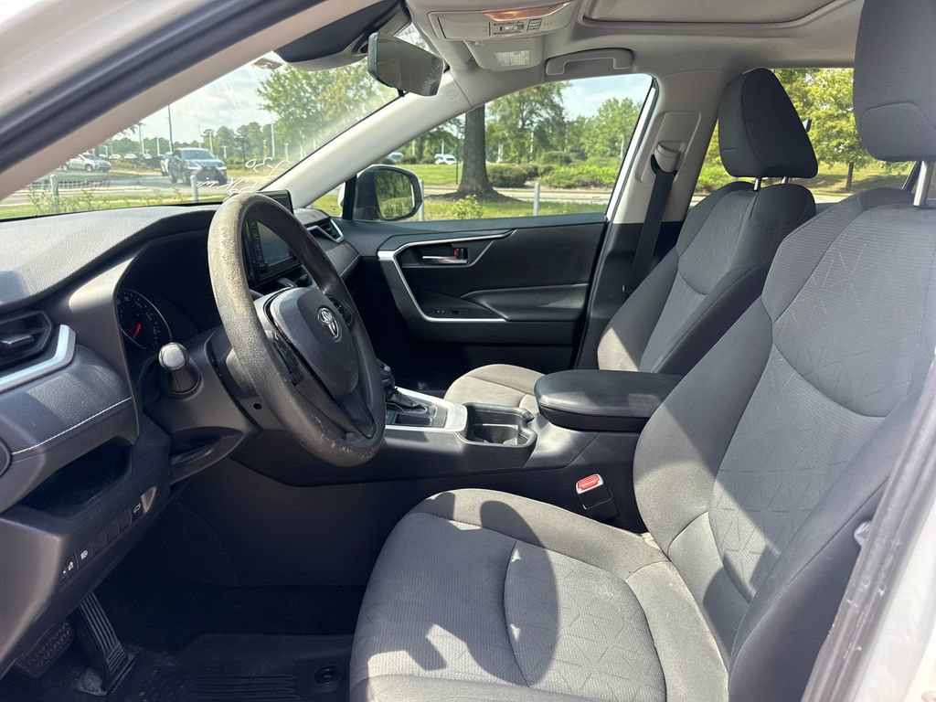 Used 2019 Toyota RAV4 XLE w/ Convenience Package FWD image 12