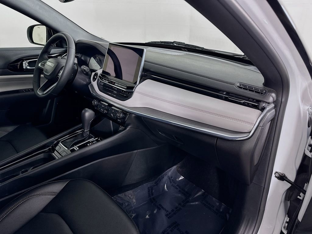 Certified 2024 Jeep Compass Limited image 39