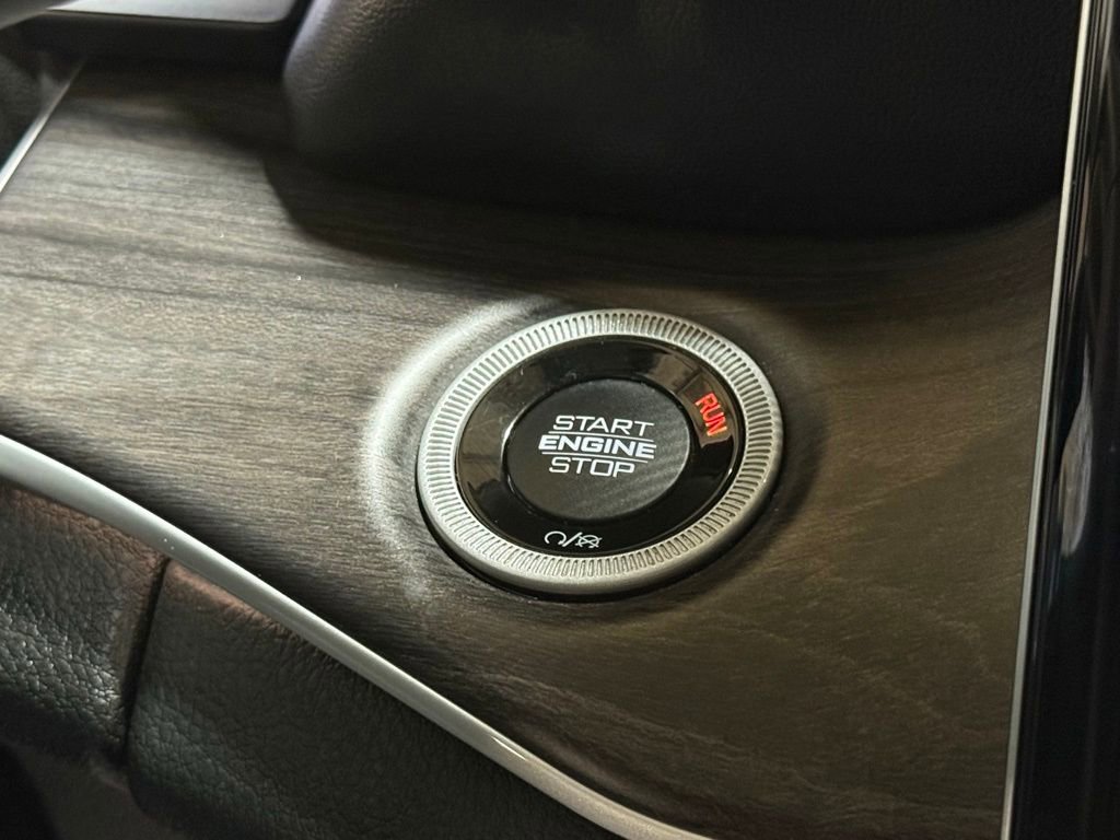 Used 2023 Jeep Grand Cherokee L Limited w/ Black Appearance Package image 31