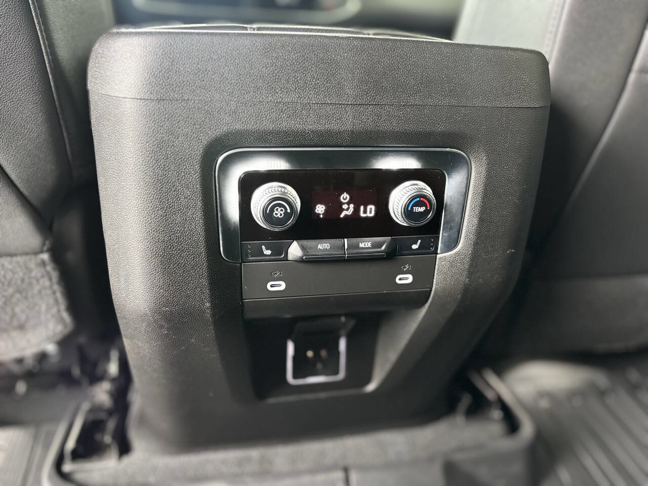 Used 2022 GMC Yukon XL SLT w/ SLT Luxury Package image 27