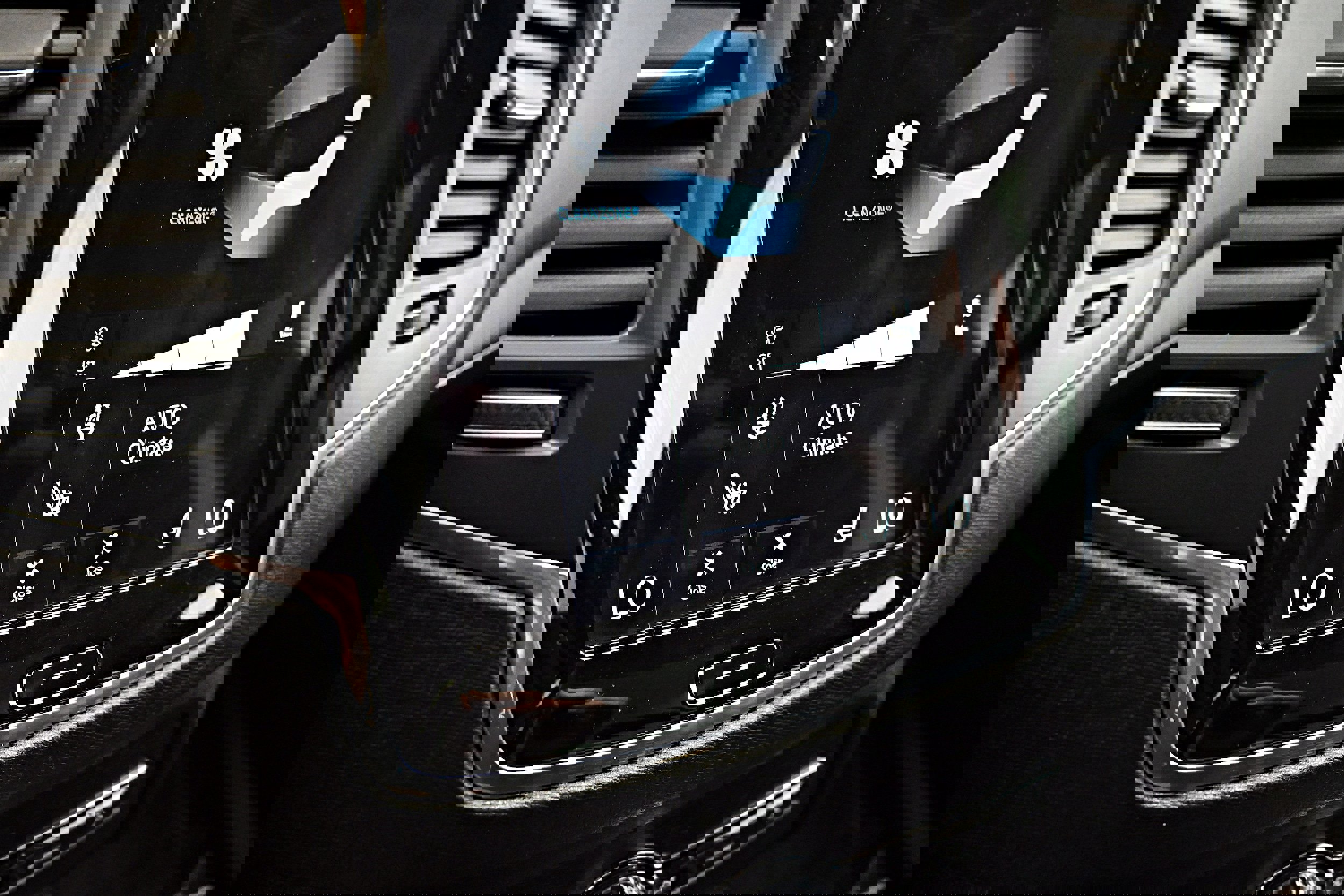 Used 2020 Volvo XC90 T6 Momentum image 16