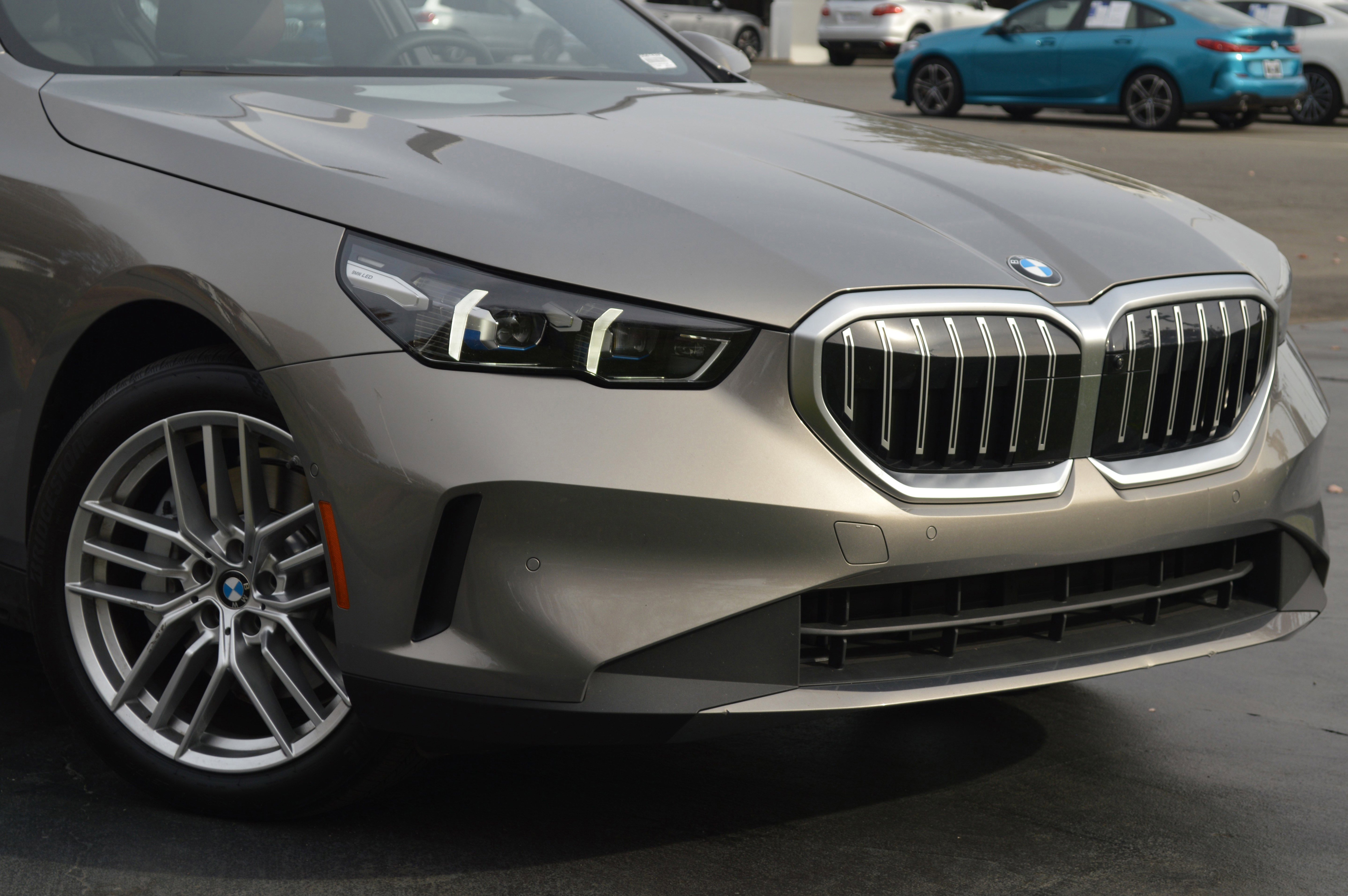 Used 2025 BMW 530i xDrive w/ Premium Package image 2