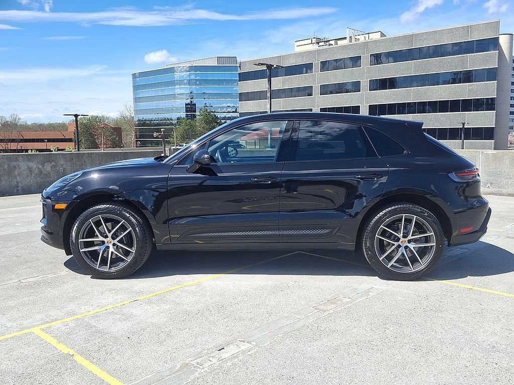 Certified 2025 Porsche Macan image 2