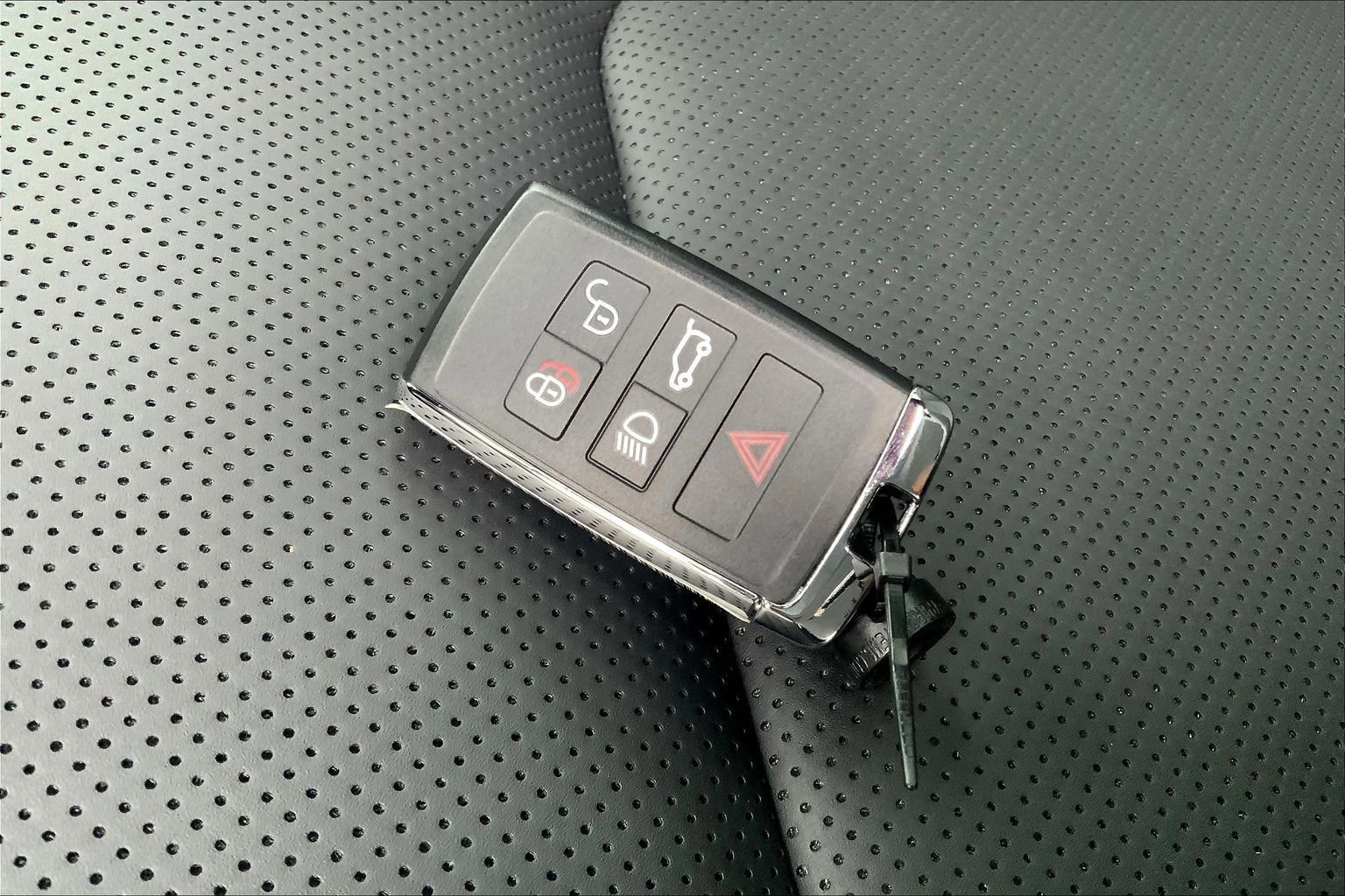 Used 2025 Land Rover Defender 110 X-Dynamic SE image 13