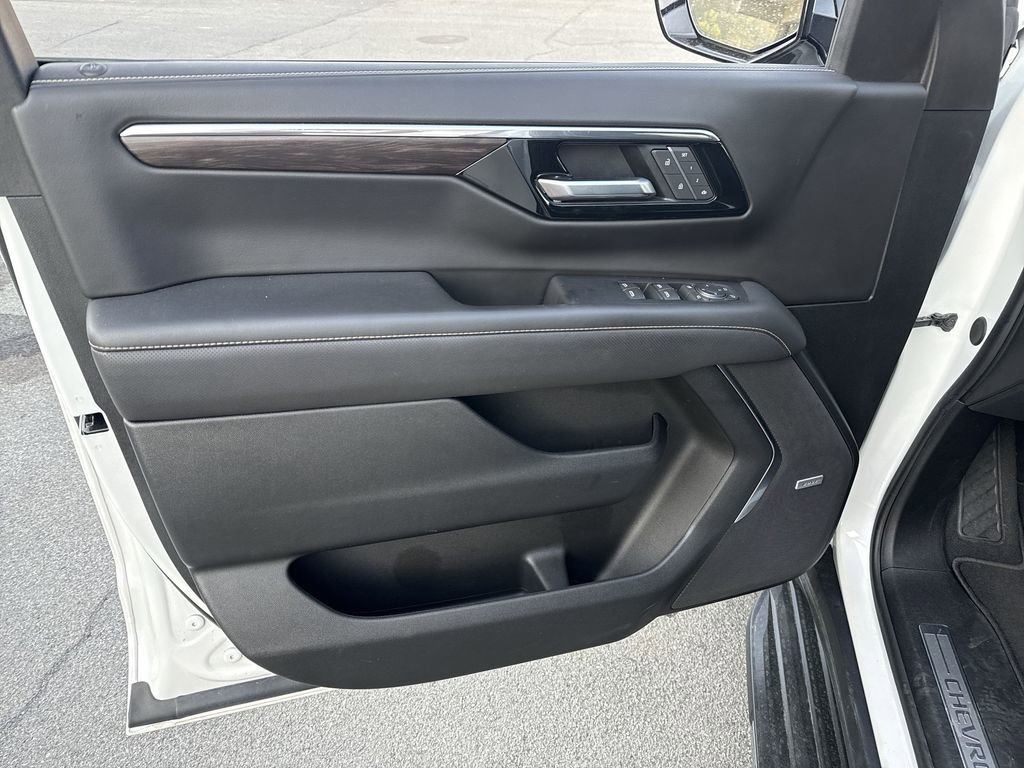 Used 2025 Chevrolet Suburban Premier AWD/4WD image 20
