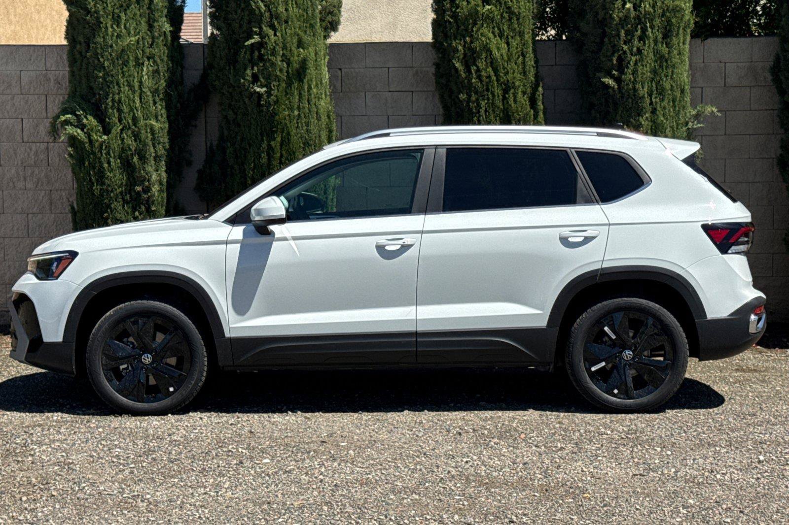 New 2026 Volkswagen Taos SE FWD image 6