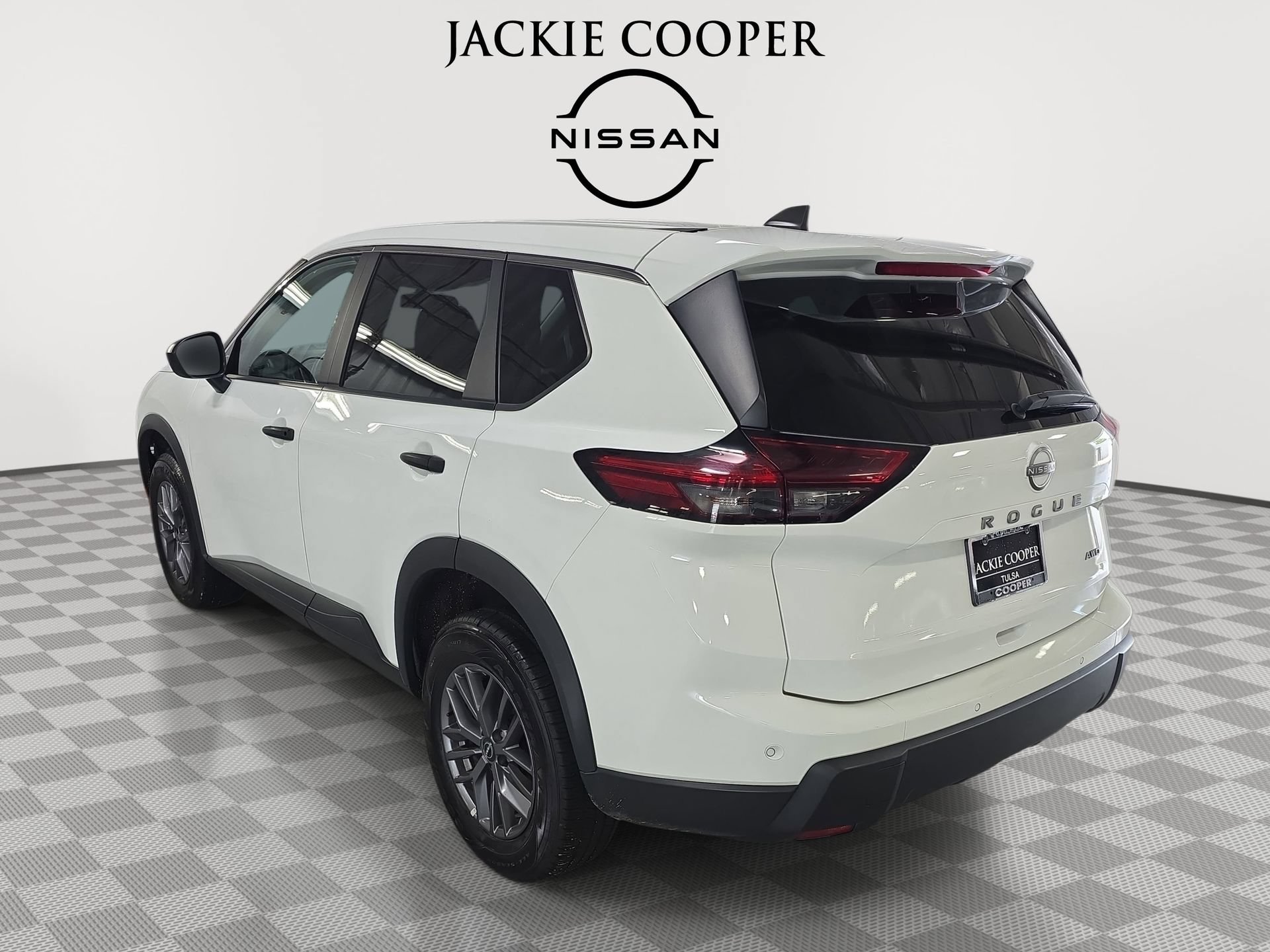 Used 2024 Nissan Rogue S AWD/4WD image 7