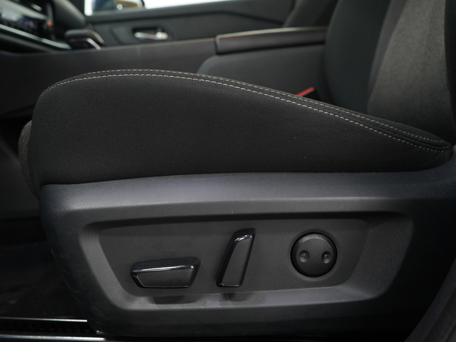 Used 2025 Nissan Rogue SV image 25