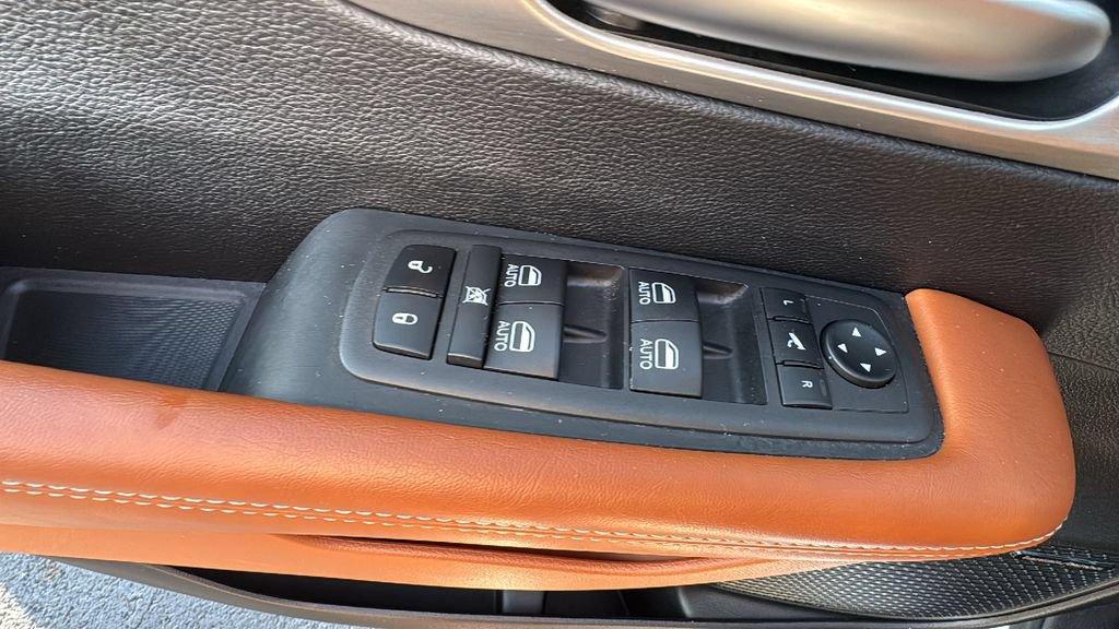 Used 2024 Chrysler Pacifica Pinnacle FWD image 13