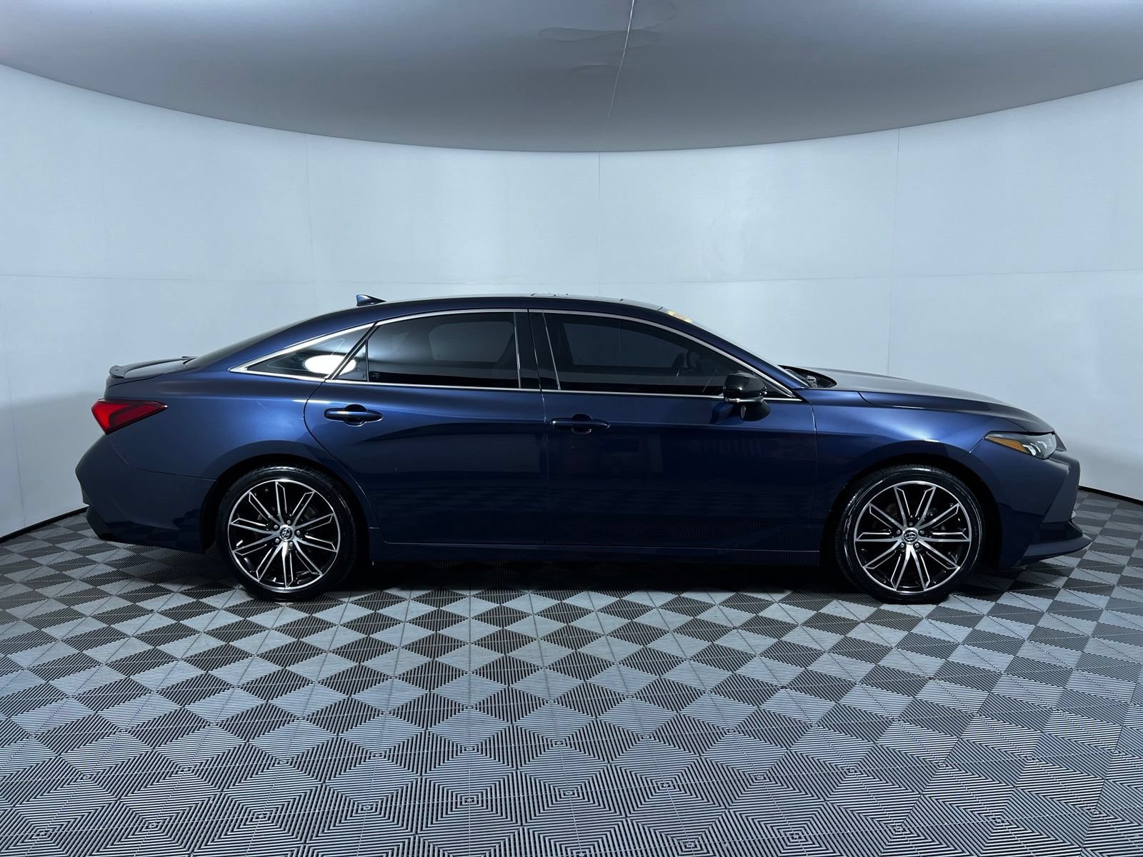 Used 2019 Toyota Avalon XSE FWD image 5